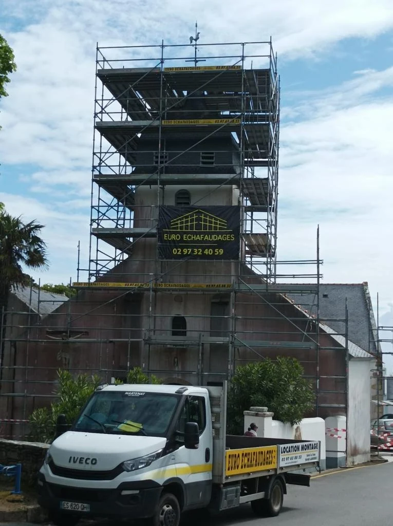 Échafaudage sur un édifice patrimonial ; illustration du contexte de travail en hauteur.